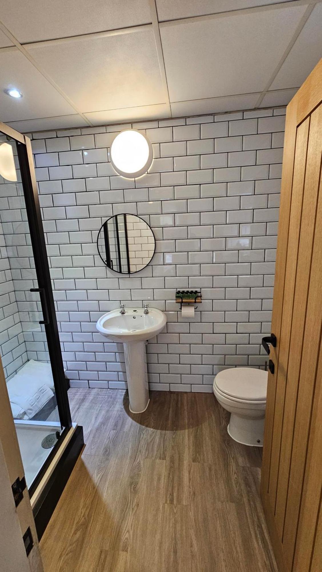 Hotel Rudyard Лийк Екстериор снимка